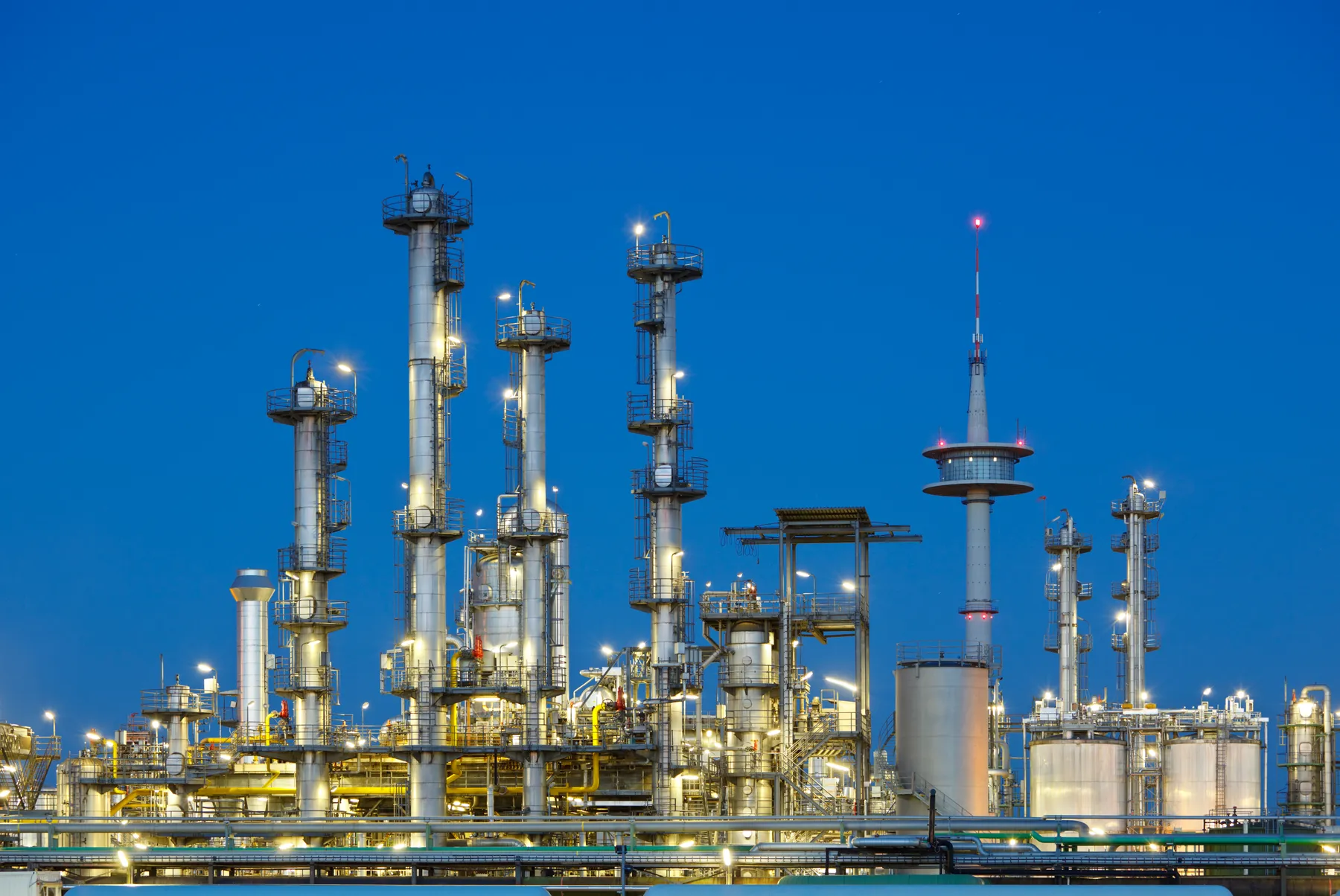Illuminated oil refinery and process plant with distillation columns at dusk for Aatral energy and process industry XR training